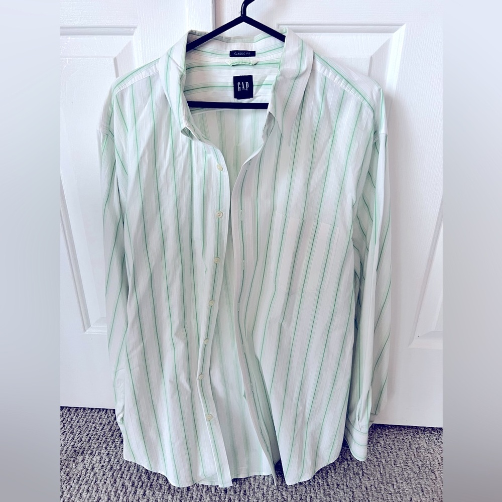 📦[3/$30] GAP Men’s Green and White Striped Long Sleeve Collar Button Down Shirt